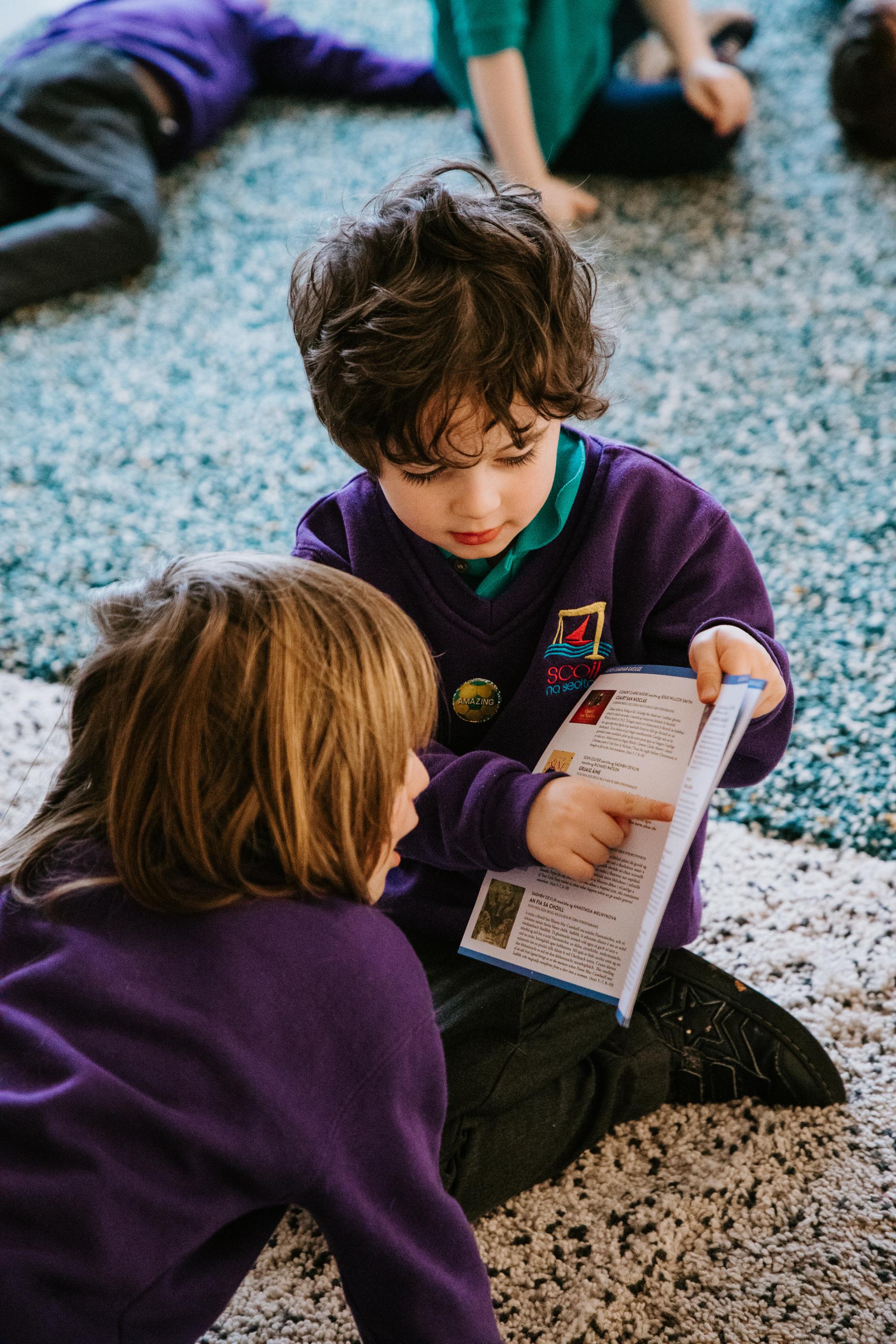 Students from Scoil na Seolta holding the Léigh Leabhar Gaeilge reading guide