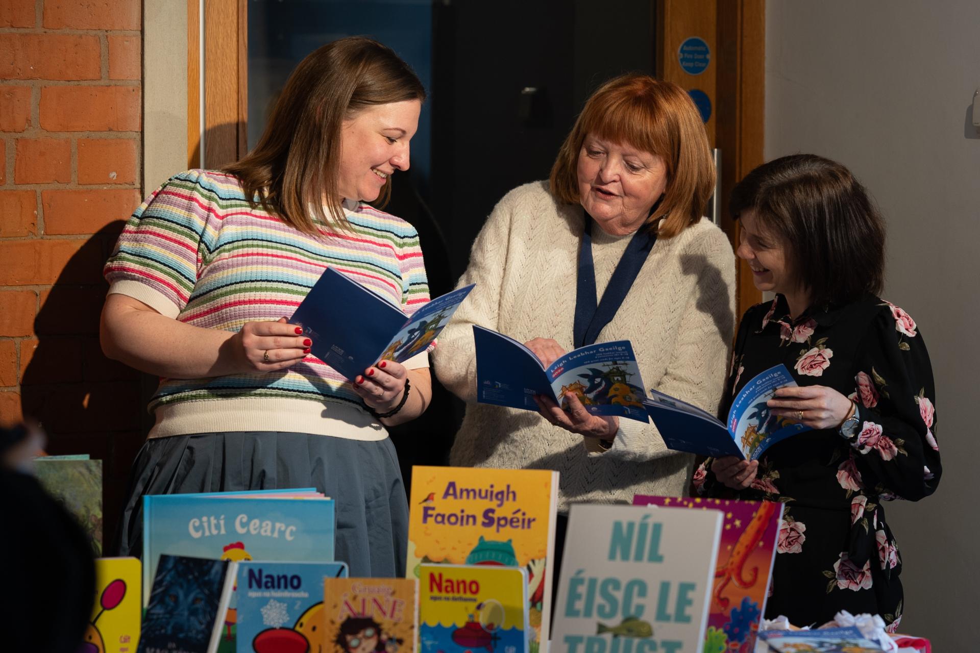 Elaina Ryan CEO of Children's Books Ireland, Patricia Forde Laureate na nÓg and Síle Uí Dhuibh - Ardoifigeach Feidhmiúcháin Clar na Leabhar Gaeilge 