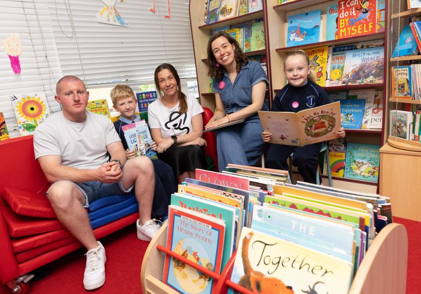 Tarsila with children and parents in a school library